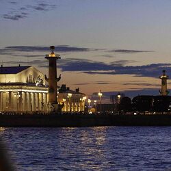 旧証券取引所とロストラ柱