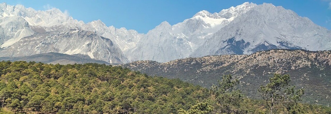 La montagne de neige du dragon de jade