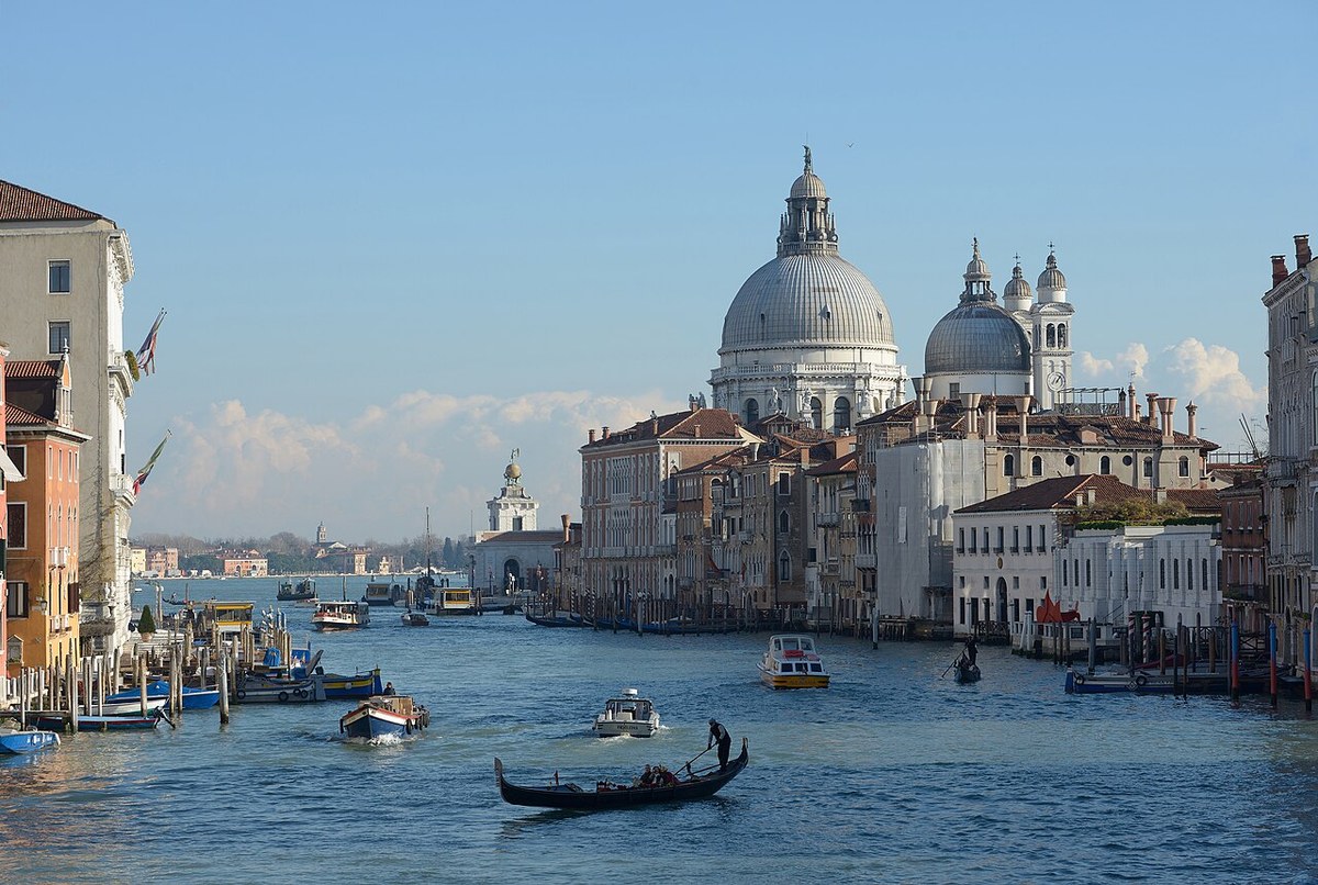 How to save money on traveling in Italy